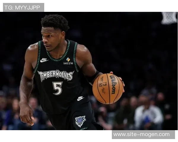 爱德华兹精彩突破拉杆换手上篮展现超强观赏性引发全场欢呼