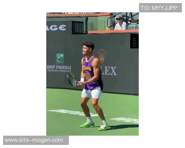 阿尔卡拉斯身穿詹姆斯23号紫金战袍在澳网训练致敬传奇运动员