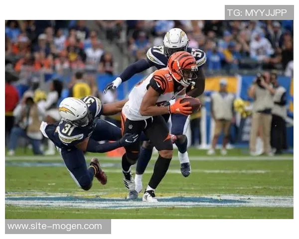 神射手AJ格林三分球全中展现超强实力助球队赢得胜利